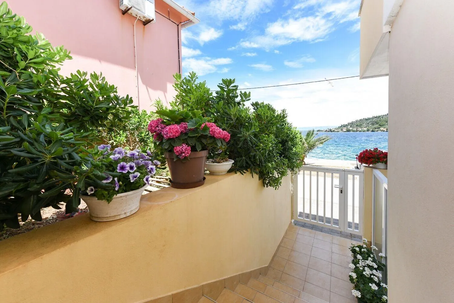 Apartments Kolt - 15M From Sea Kali
