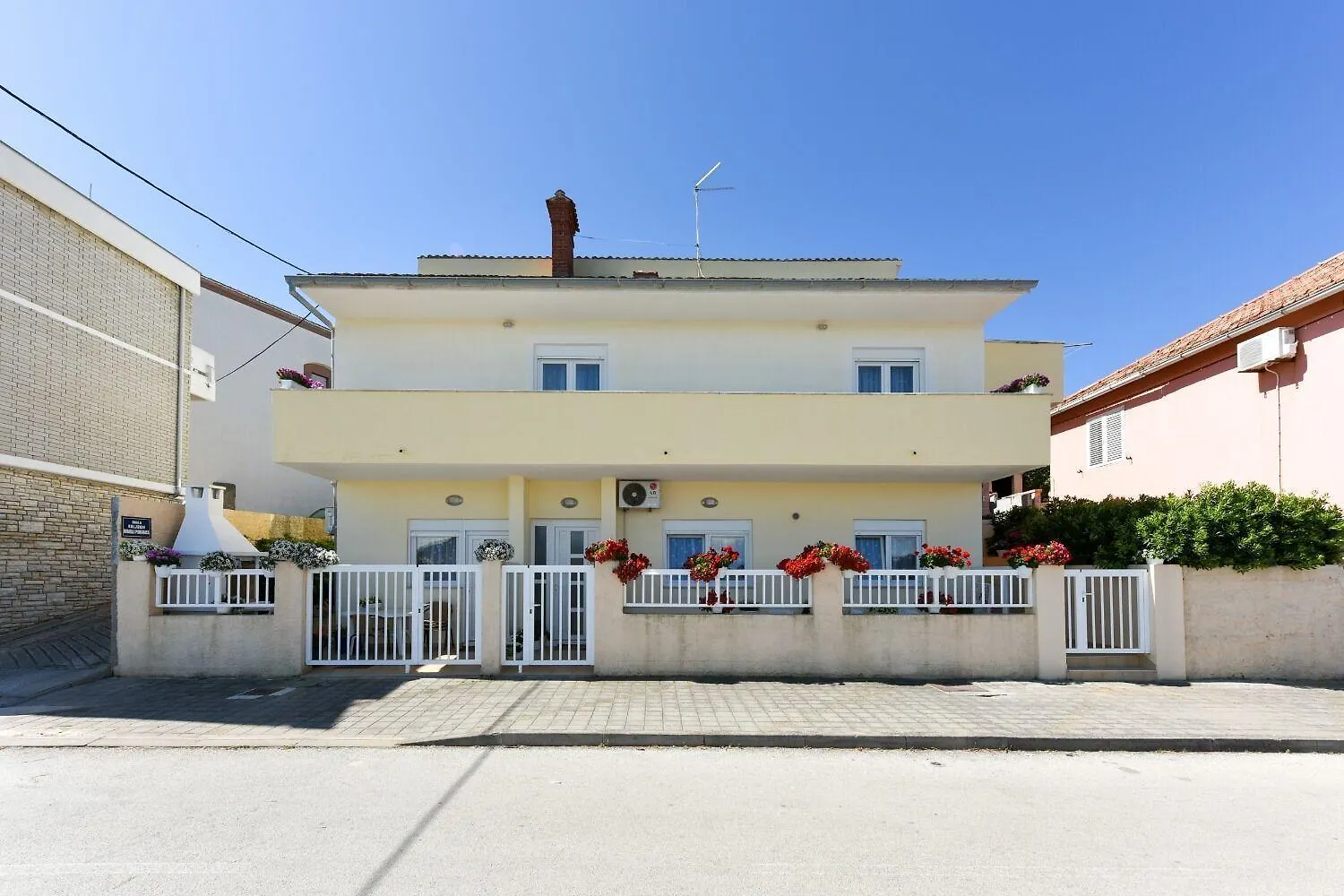 Apartments Kolt - 15M From Sea Kali